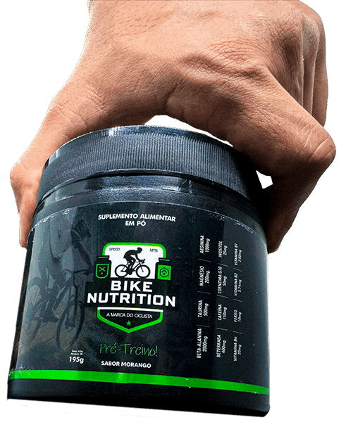 mão segurando o pote do suplemento Bike Nutrition Pre Treino